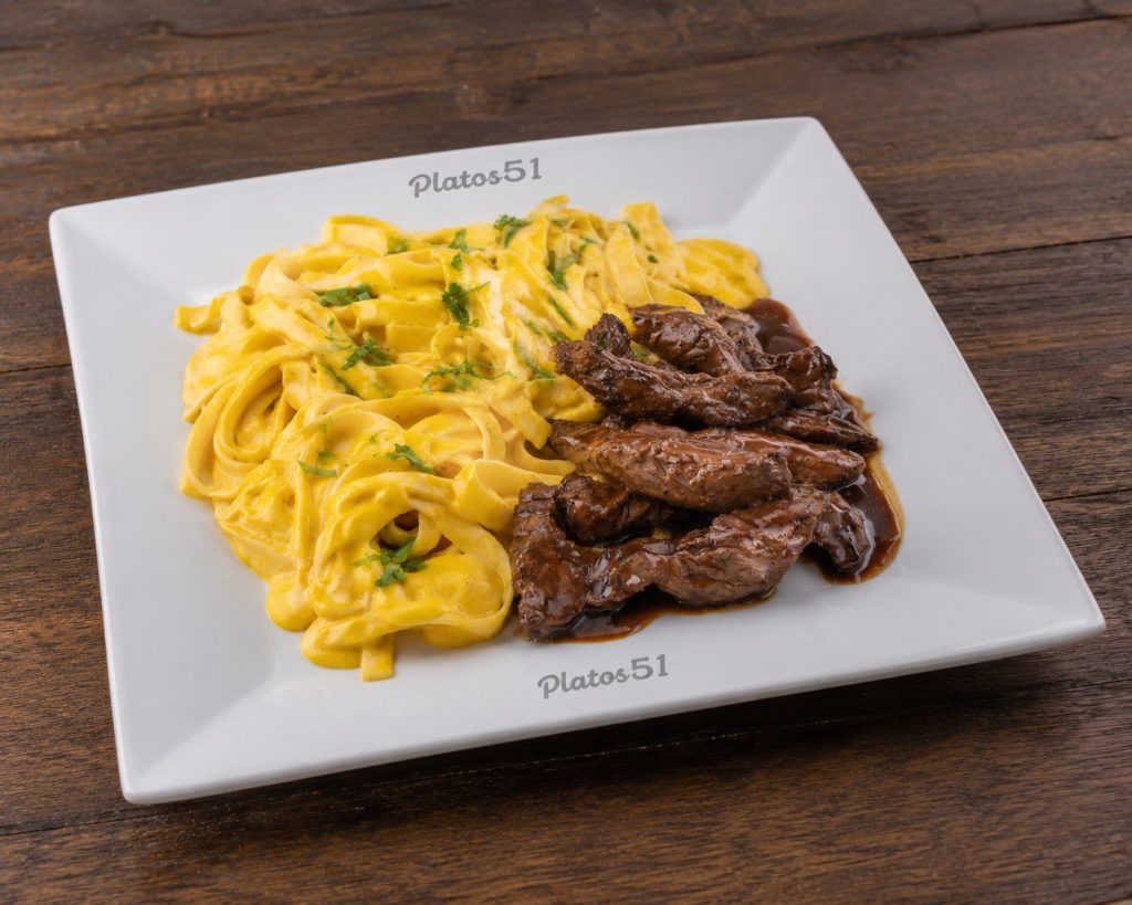 Fetuccini a la huancaína con lomo