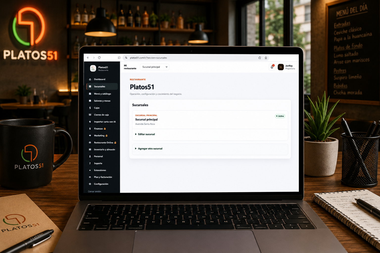 Propietario configurando la sucursal, salones y mesas de su restaurante en Platos51