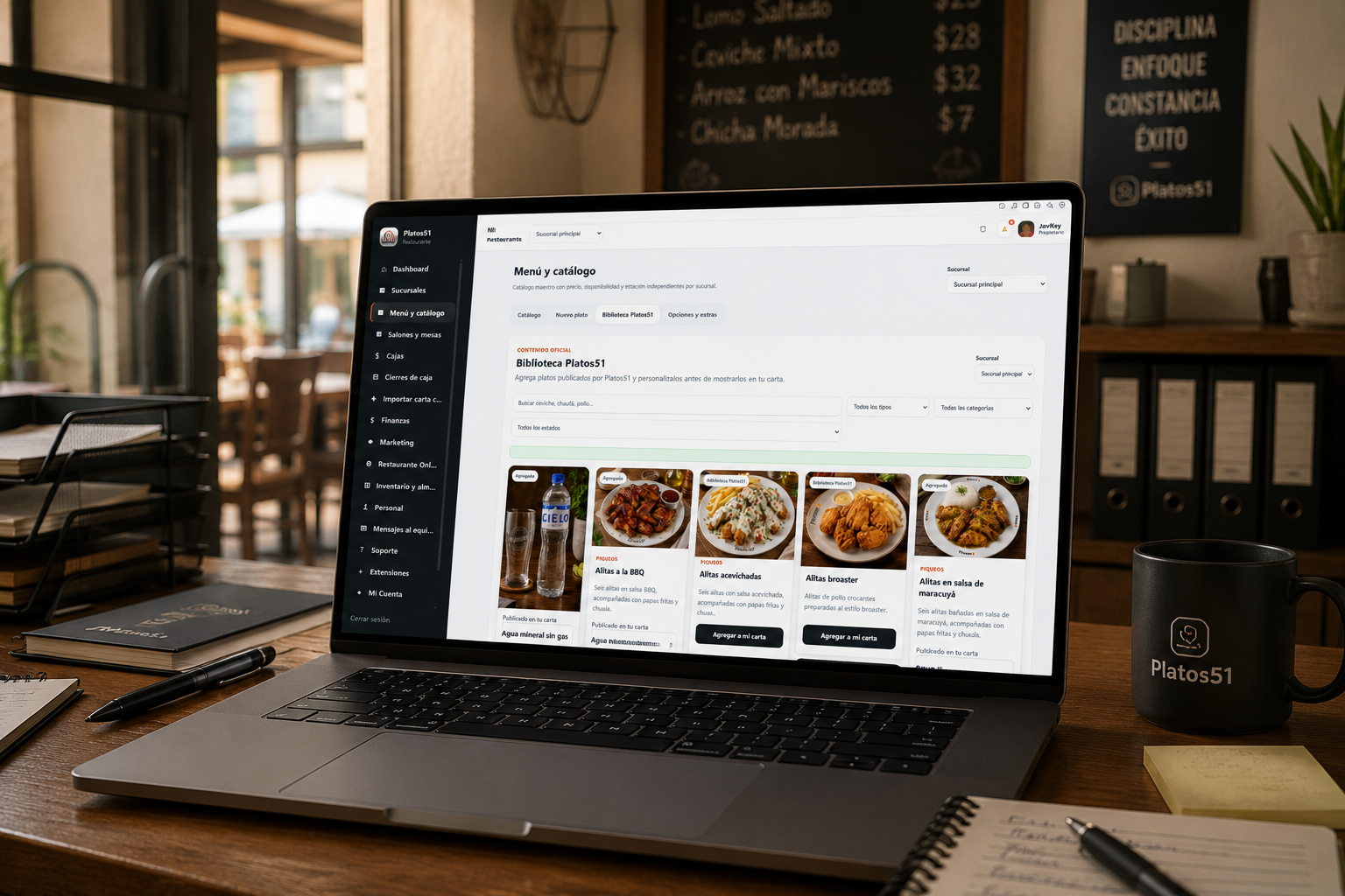 Propietario enviando fotografías de la carta de su restaurante para prepararla en Platos51